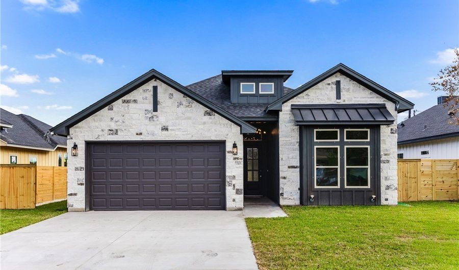 835 S 8th St, Aransas Pass, TX 78336 - 4 Beds, 3 Bath