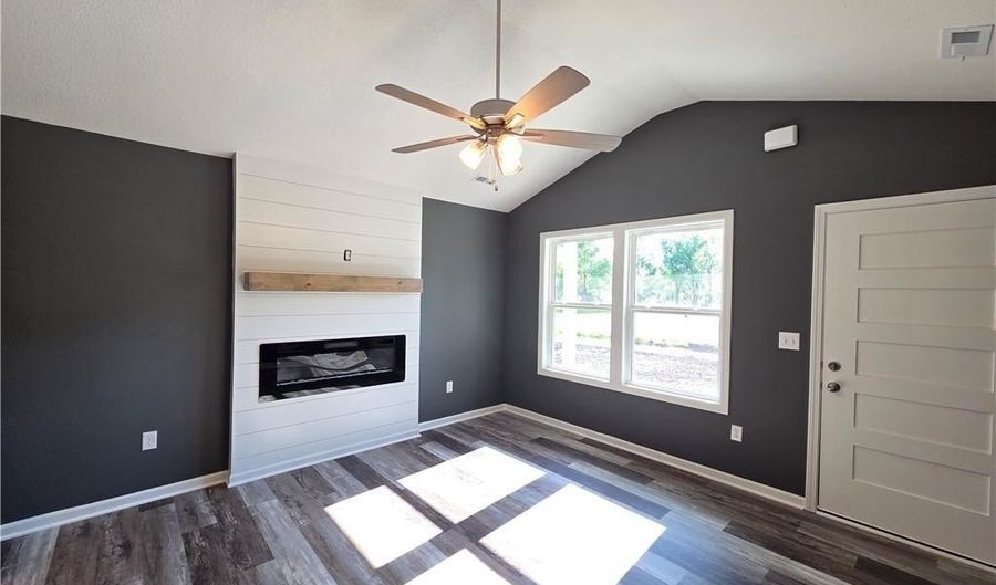 618 N Bates St, Adrian, MO 64720 - 3 Beds, 2 Bath