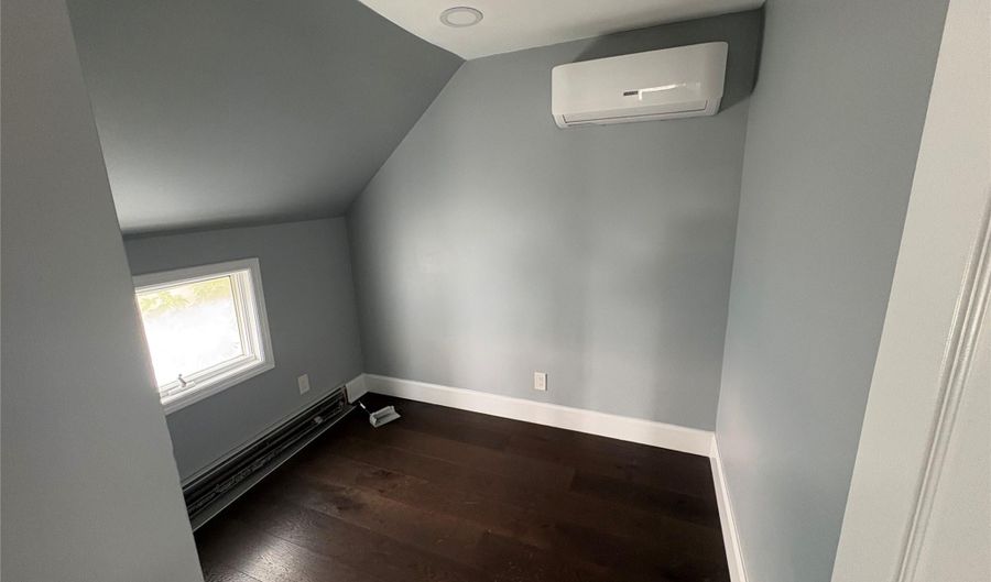 100 Merrick Rd, Amityville, NY 11701 - 2 Beds, 1 Bath