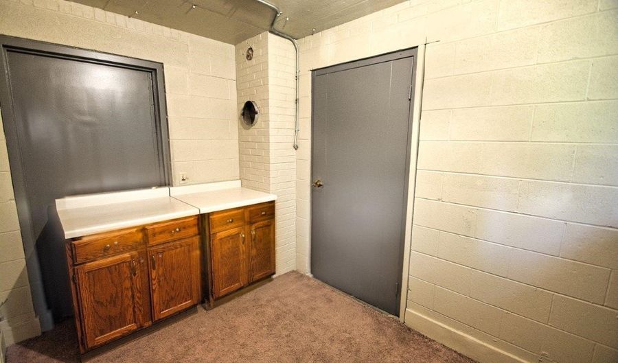 925 S WEST Ct, Appleton, WI 54915 - 2 Beds, 1 Bath
