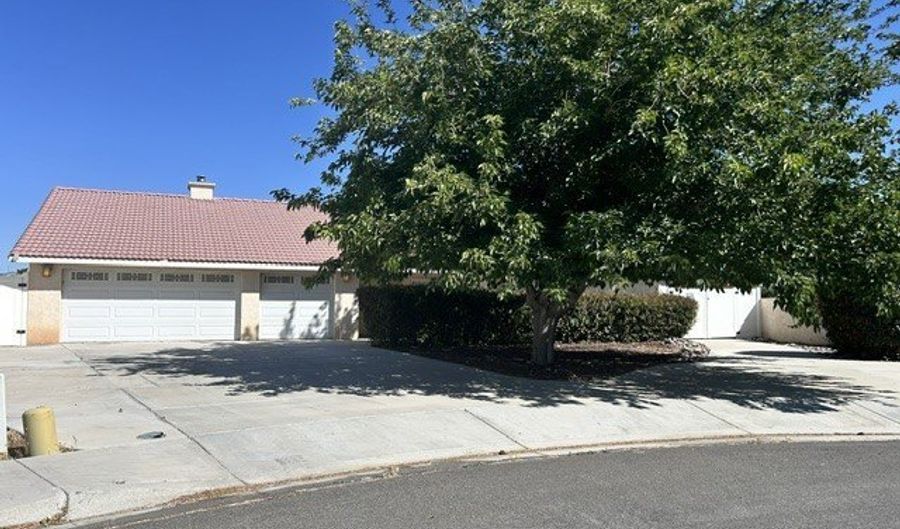 13955 Okesa, Apple Valley, CA 92307 - 4 Beds, 3 Bath