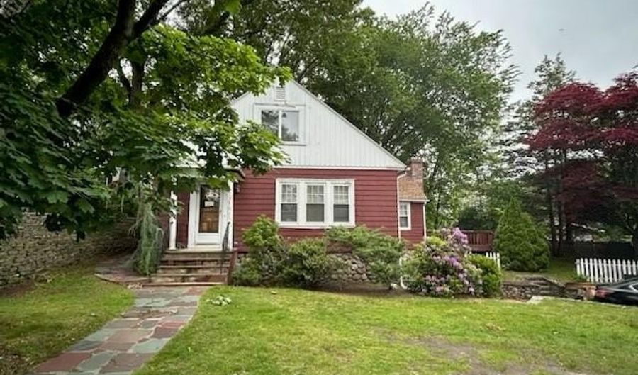 175 Oakland Ave, Cranston, RI 02910 - 3 Beds, 2 Bath
