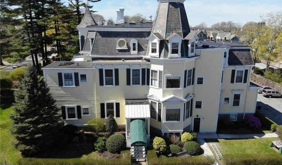 45 Ayrault Ave 8, Newport, RI 02840 - 2 Beds, 1 Bath