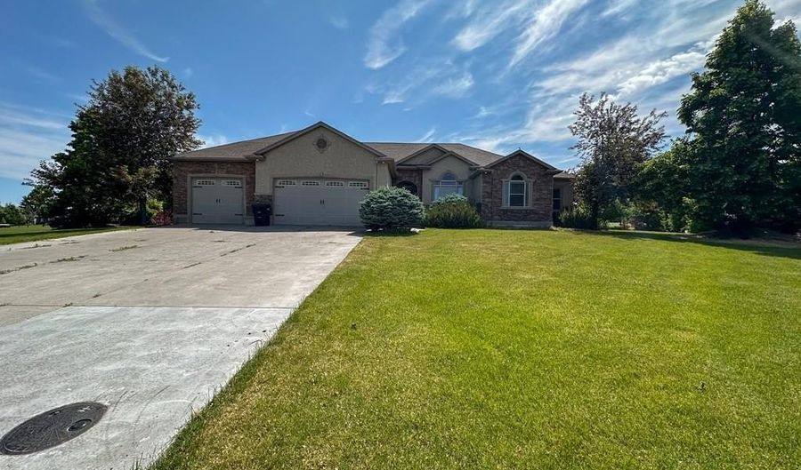 6192 E Pheasant Dr, Ammon, ID 83401 - 4 Beds, 3 Bath