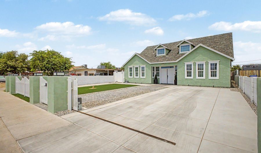 10916 W FLANAGAN St, Avondale, AZ 85323 - 4 Beds, 3 Bath