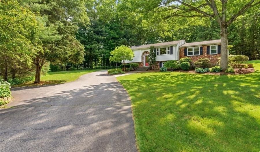 8 Ledgemont Dr, Lincoln, RI 02865 - 3 Beds, 3 Bath