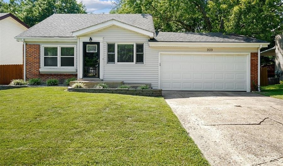 909 Parma Dr, Ballwin, MO 63021 - 3 Beds, 2 Bath