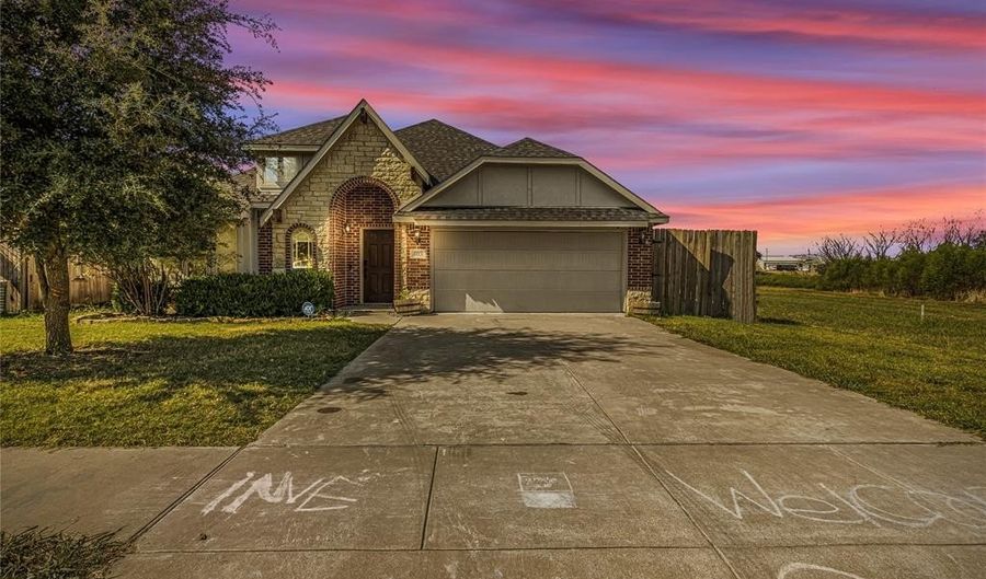 803 Lakeview Dr, Alvarado, TX 76009 - 4 Beds, 2 Bath