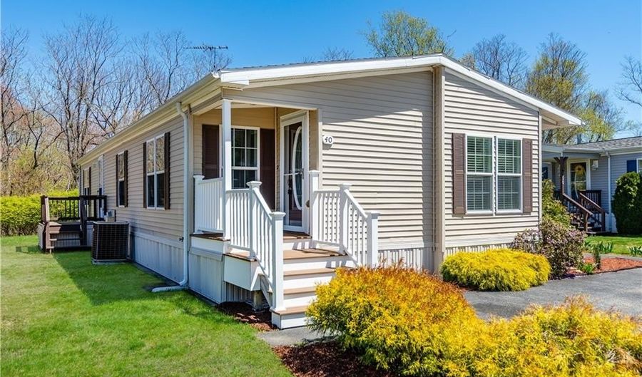40 Campbell Cir, East Greenwich, RI 02818 - 2 Beds, 2 Bath