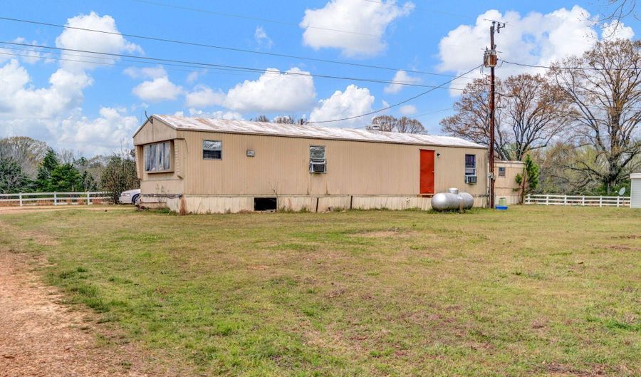 400 Red Hill Cir, Batesville, MS 38606 - 3 Beds, 2 Bath