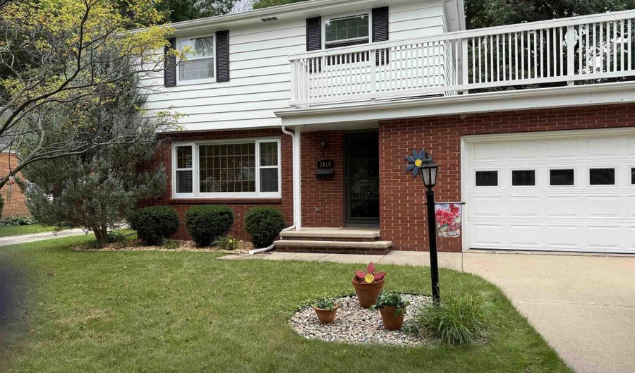 1619 S RAVINIA Pl, Appleton, WI 54915 - 3 Beds, 2 Bath