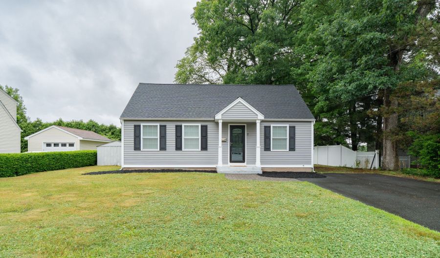 17 Edgewood St, Cromwell, CT 06416 - 3 Beds, 3 Bath