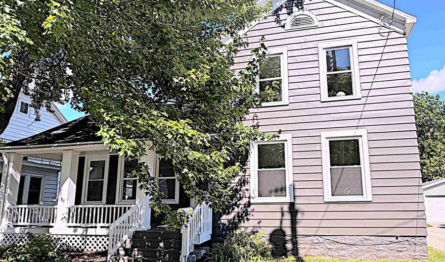 1730 N ONEIDA St, Appleton, WI 54911 - 5 Beds, 2 Bath