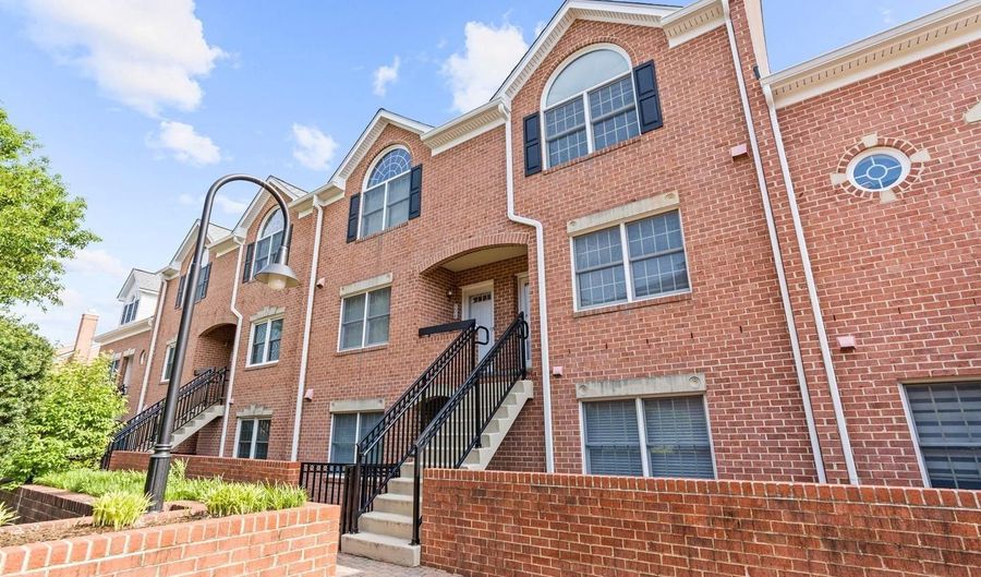 6908 FAIRFAX Dr 306, Arlington, VA 22213 - 2 Beds, 3 Bath