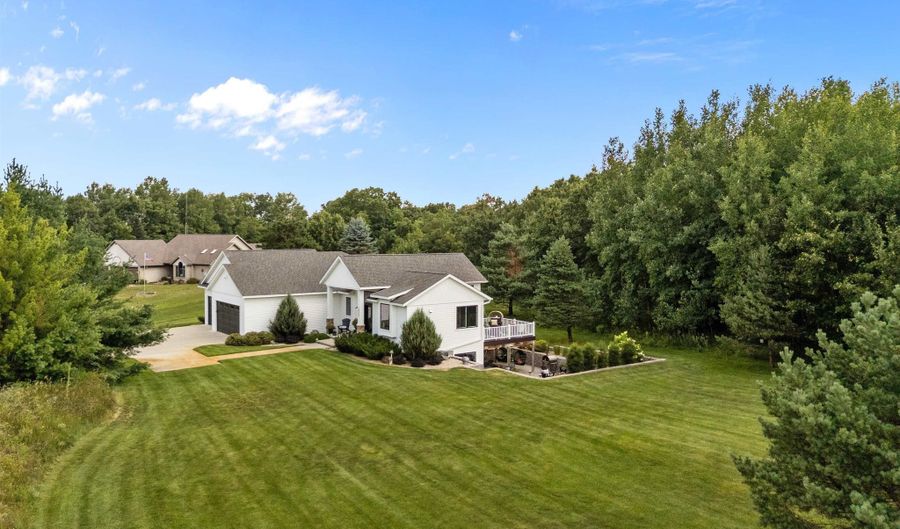 10257 YELLOW BRICK Rd, Amherst, WI 54406 - 3 Beds, 4 Bath