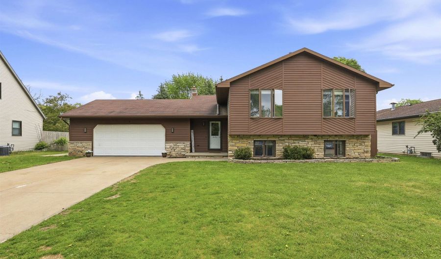3236 S WHIP POOR WILL Ln, Appleton, WI 54915 - 4 Beds, 2 Bath