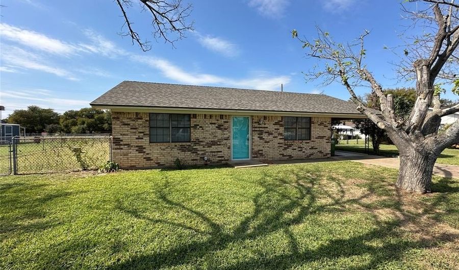 910 Chestnut St, Hico, TX 76457 - 2 Beds, 1 Bath