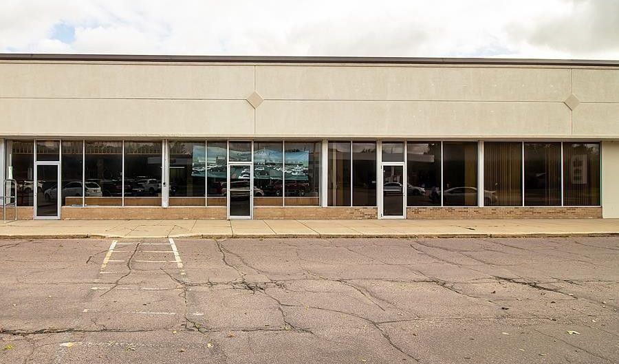2015 S Broadway St South end of HyVee Building, New Ulm, MN 56073 - 0 Beds, 0 Bath