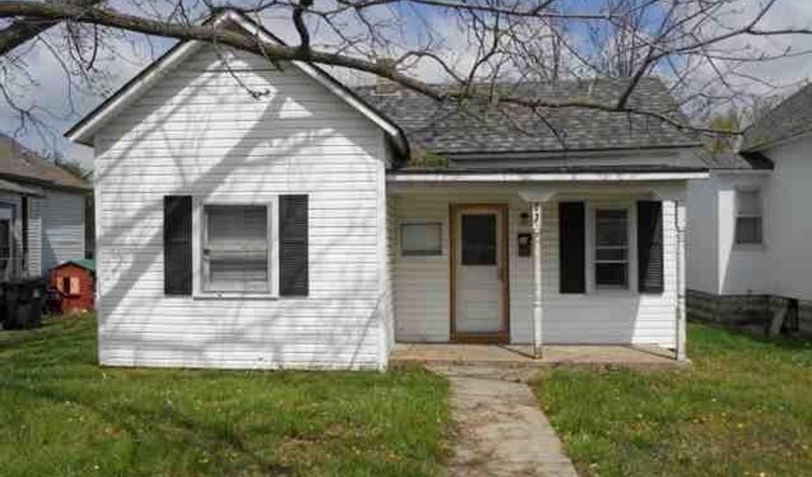 213 W College St, Aurora, MO 65605 - 2 Beds, 1 Bath