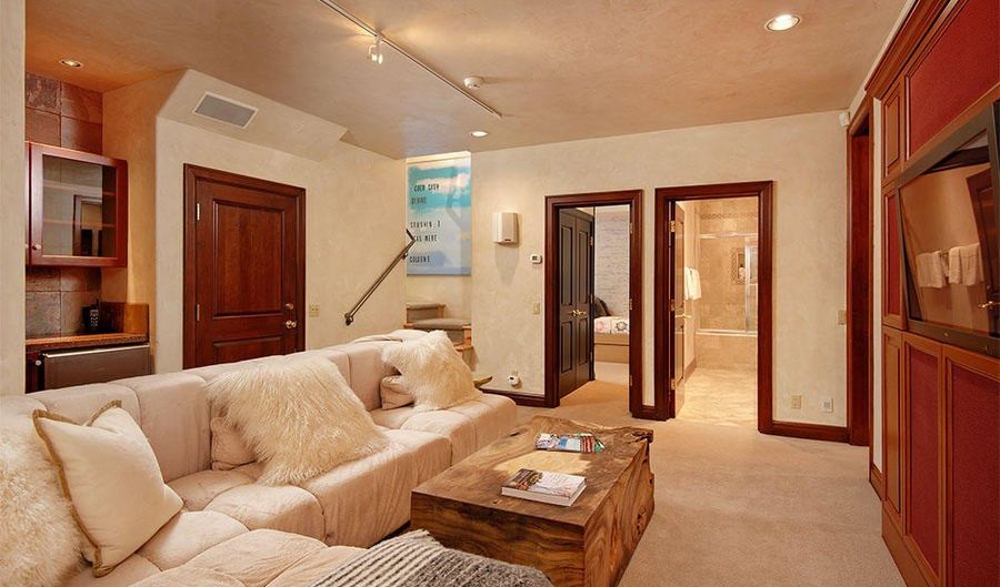 945 E Cooper Ave, Aspen, CO 81611 - 5 Beds, 4 Bath