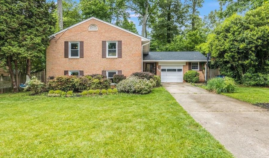 8706 BRAEBURN Dr, Annandale, VA 22003 - 5 Beds, 3 Bath
