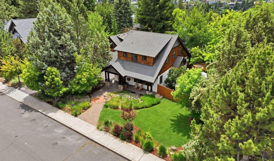 157 NW Black Hawk Ave, Bend, OR 97703 - 3 Beds, 4 Bath