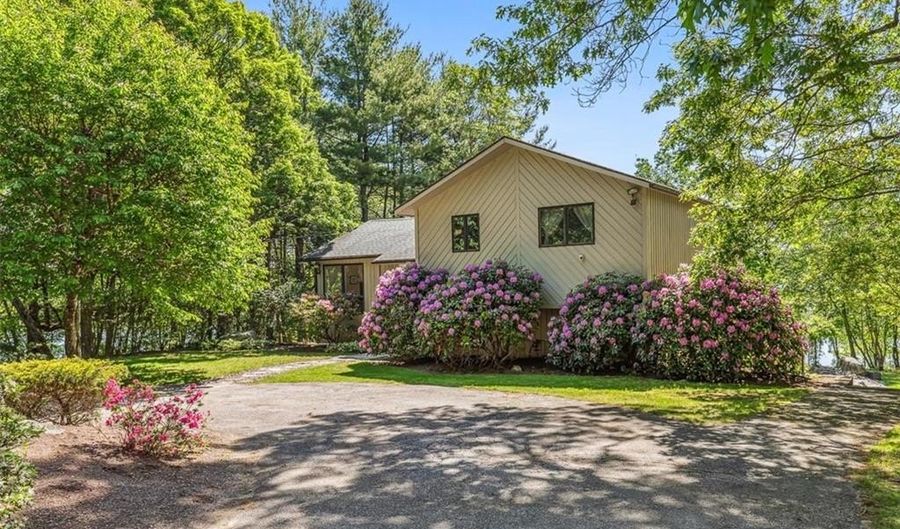 11 Noto Dr, North Providence, RI 02904 - 2 Beds, 3 Bath