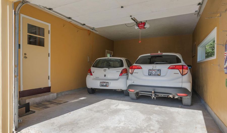 32 GARDEN Ct, Appleton, WI 54915 - 2 Beds, 1 Bath