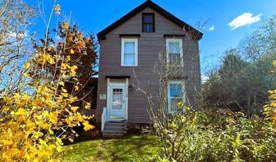 68 Park St, Belfast, ME 04915 - 2 Beds, 2 Bath