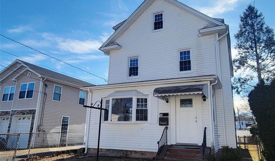 96 Westside Ave, Bergenfield, NJ 07621 - 4 Beds, 3 Bath