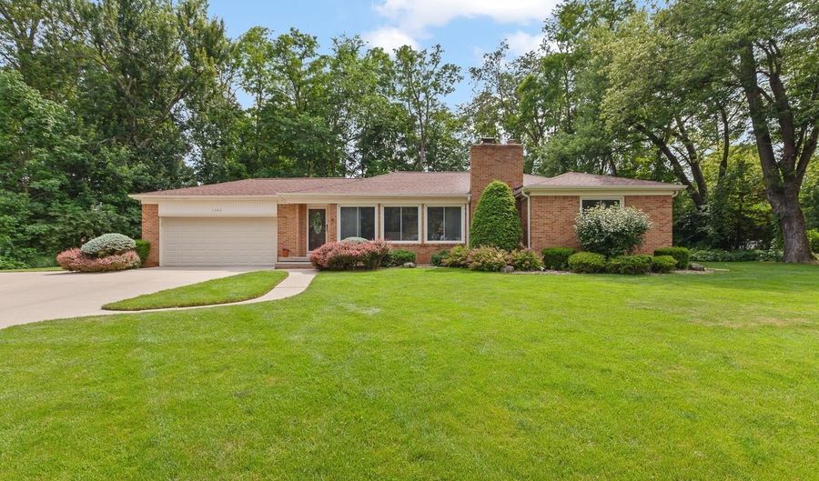 1043 Orchard, Adrian, MI 49221 - 5 Beds, 3 Bath