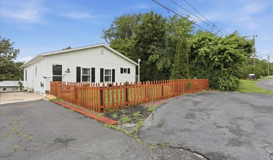 21434 GREENBRIER Rd, Boonsboro, MD 21713 - 3 Beds, 1 Bath
