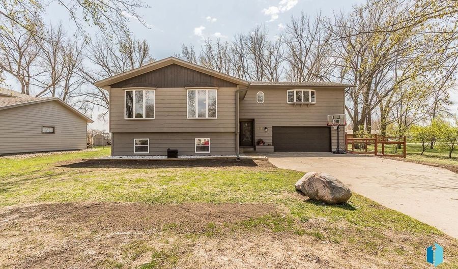 107 E Willow St, Beresford, SD 57004 - 5 Beds, 2 Bath