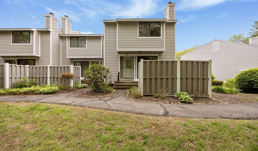 10 Ives Hill Ct 10, Cheshire, CT 06410 - 2 Beds, 3 Bath