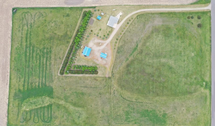 37948 127th St, Aberdeen, SD 57401 - 3 Beds, 2 Bath