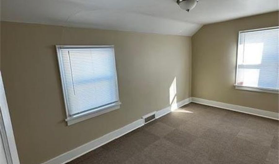207 7th St SW, Austin, MN 55912 - 4 Beds, 2 Bath