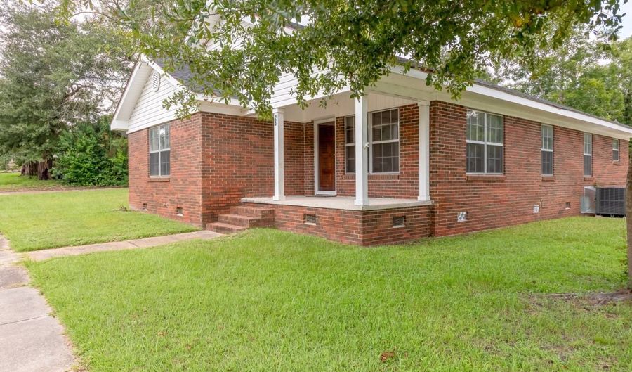 400 Dunson St, Andalusia, AL 36420 - 3 Beds, 2 Bath
