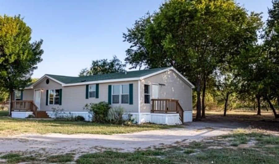 674 Interstate 45 Service Rd, Alba, TX 75119 - 3 Beds, 2 Bath