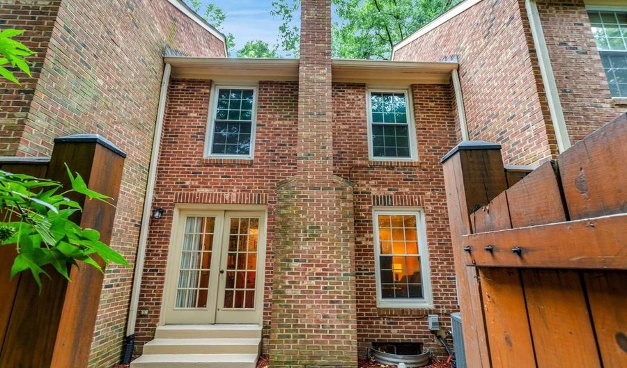 2540 S WALTER REED Dr #4, Arlington, VA 22206 - 3 Beds, 3 Bath