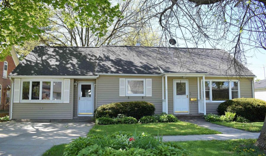 916 3Rd Ave, Ackley, IA 50601 - 2 Beds, 2 Bath