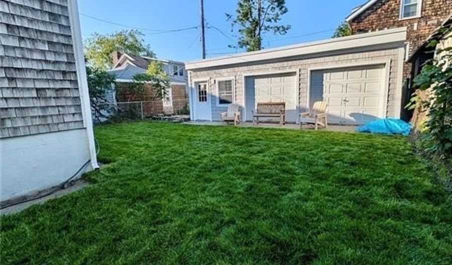 18 Bedlow Ave, Newport, RI 02840 - 4 Beds, 2 Bath