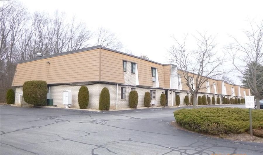 132 HOFFMAN Ave 202, Cranston, RI 02920 - 2 Beds, 1 Bath