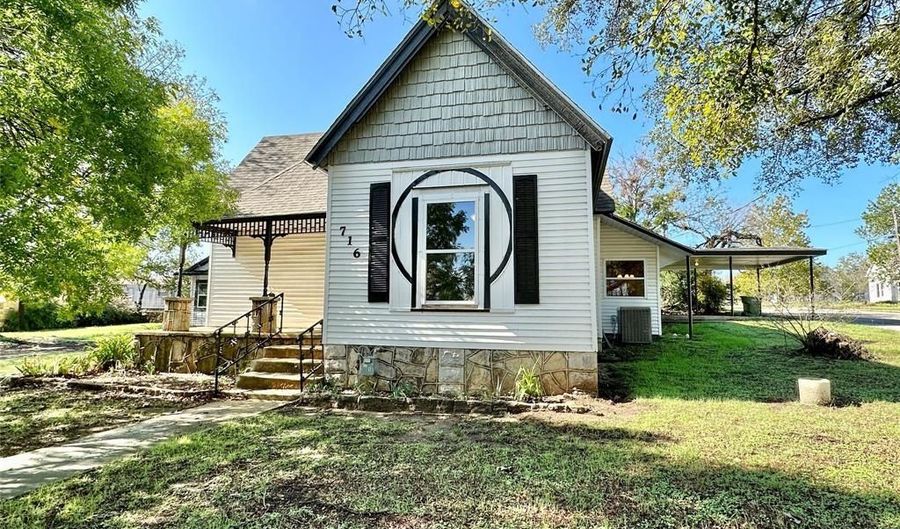 716 N Mesquite St, Hico, TX 76457 - 3 Beds, 2 Bath