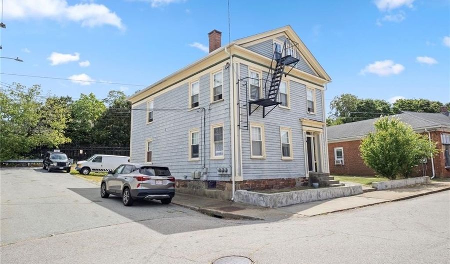 136 Duke St, East Greenwich, RI 02818 - 7 Beds, 4 Bath