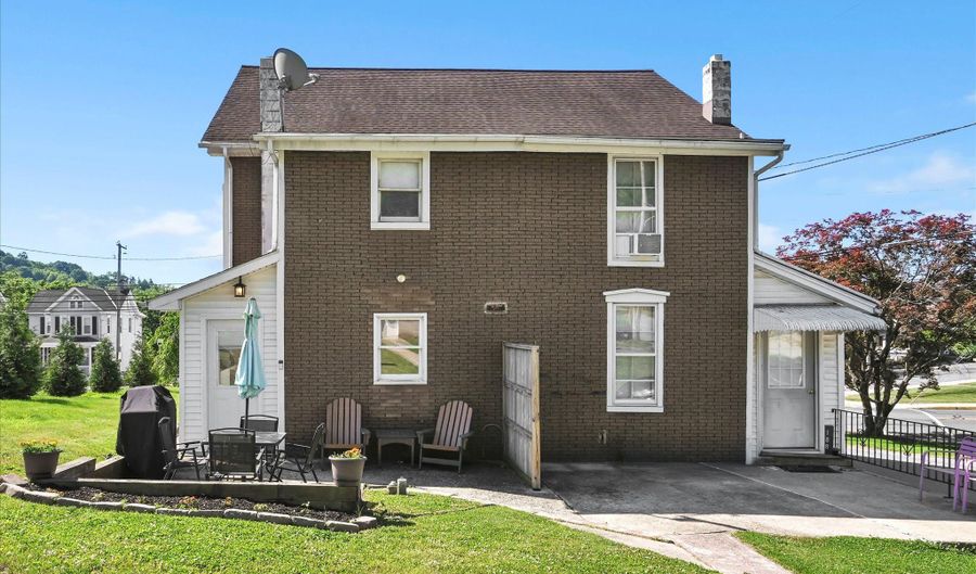 186 W MAIN St, Adamstown, PA 19501 - 3 Beds, 1 Bath