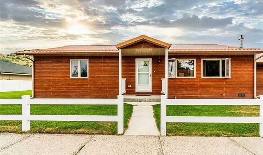 3 Harms, Absarokee, MT 59001 - 3 Beds, 2 Bath