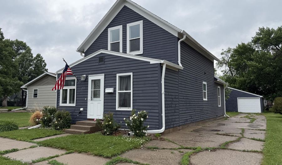 213 N Penn St, Aberdeen, SD 57401 - 4 Beds, 2 Bath