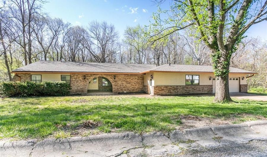 905 Northdale Dr, Alton, IL 62002 - 4 Beds, 4 Bath