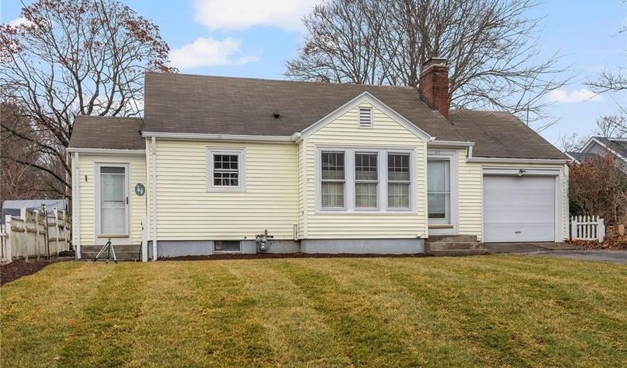 127 Prospect St, East Greenwich, RI 02818 - 2 Beds, 1 Bath