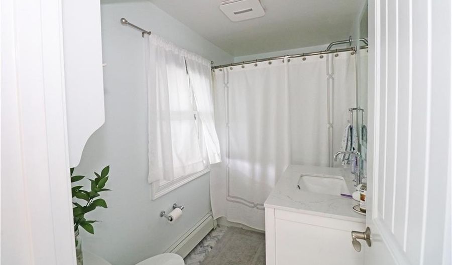 249 Tuckerman Ave 2, Middletown, RI 02842 - 2 Beds, 1 Bath